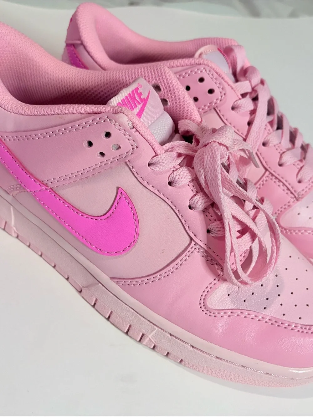Women’s Nike Hot Pink sneakers - Picture 1 of 5
